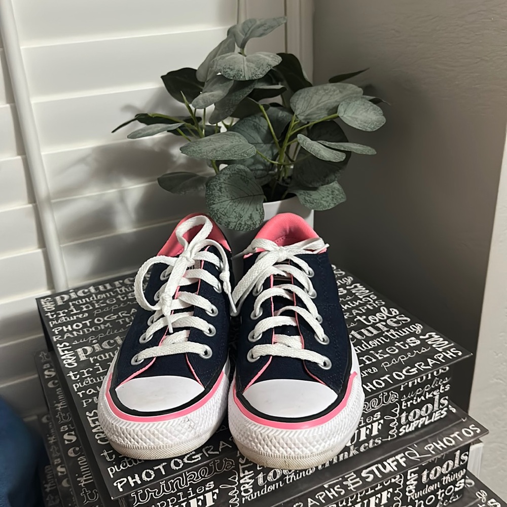Woman’s Converse sneakers size 5.5